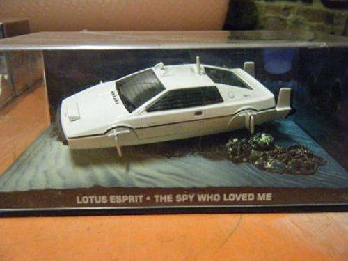 LOTUS ESPIRIT-THE SPY WHO LOVED ME-007 SERIES-1/36 SCALE IN DISPLAY CASE
