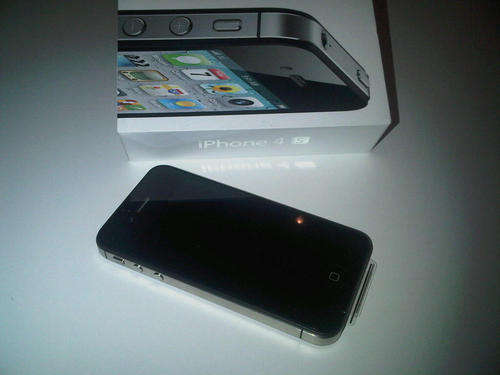 BRAND NEW: Iphone 4s 16gb (local)