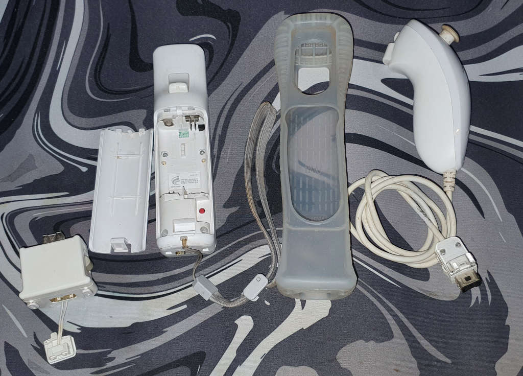 Nintendo Wii + controler + Motion plus + hd cables + Super Paper Mario + Modded + extras