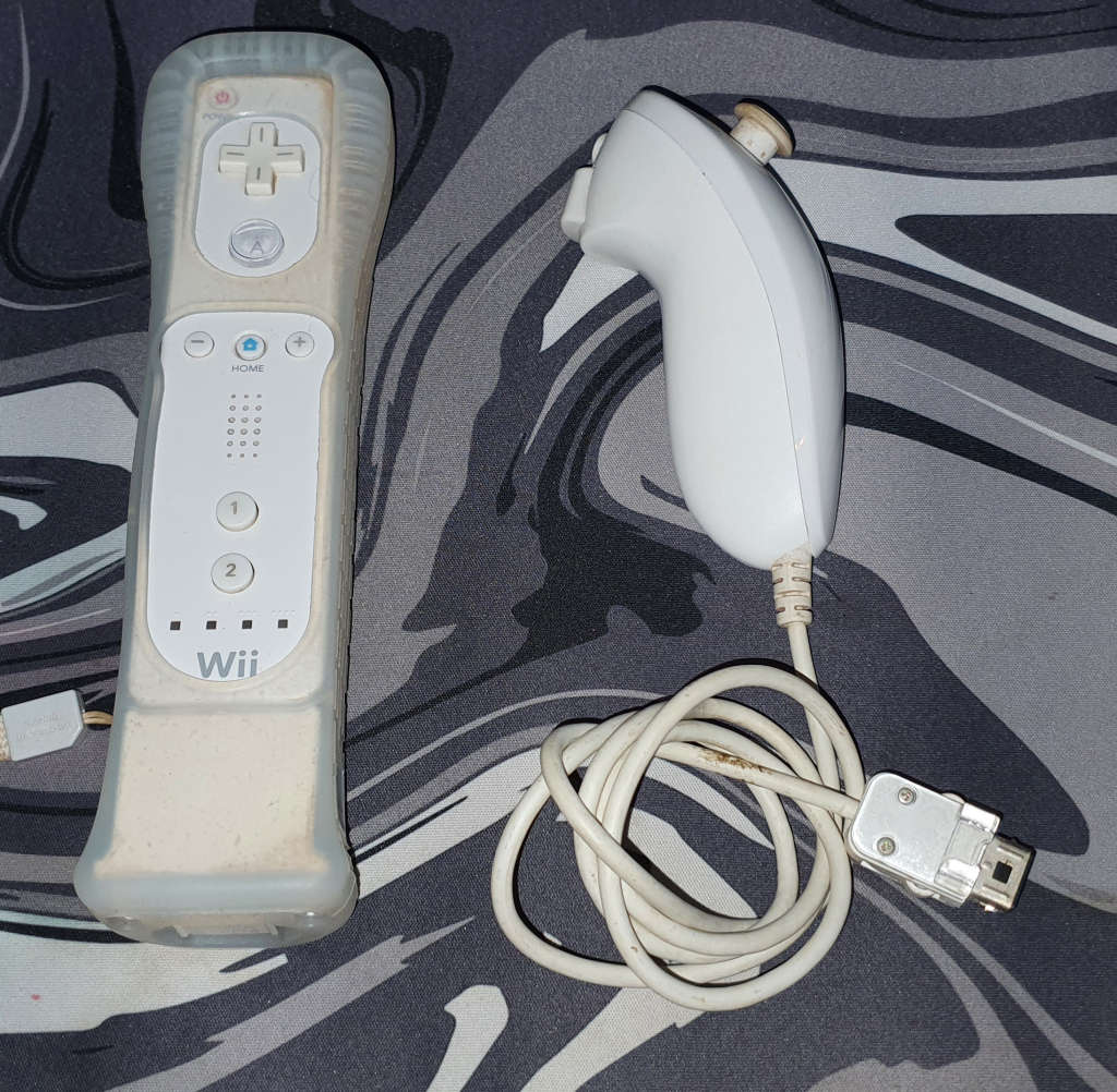 Nintendo Wii + controler + Motion plus + hd cables + Super Paper Mario + Modded + extras