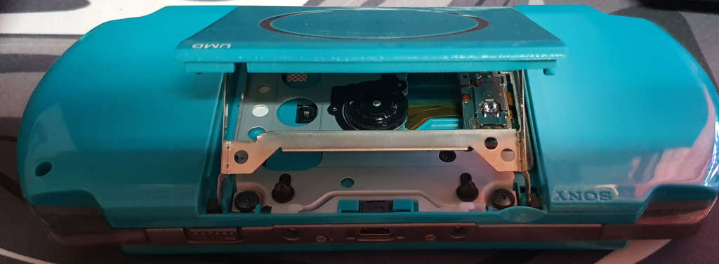 PSP 3004 (Rare Color) + 8gb Memory stick duo + new battery + 7 Games