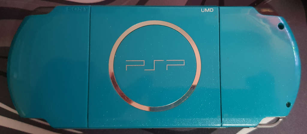 PSP 3004 (Rare Color) + 8gb Memory stick duo + new battery + 7 Games