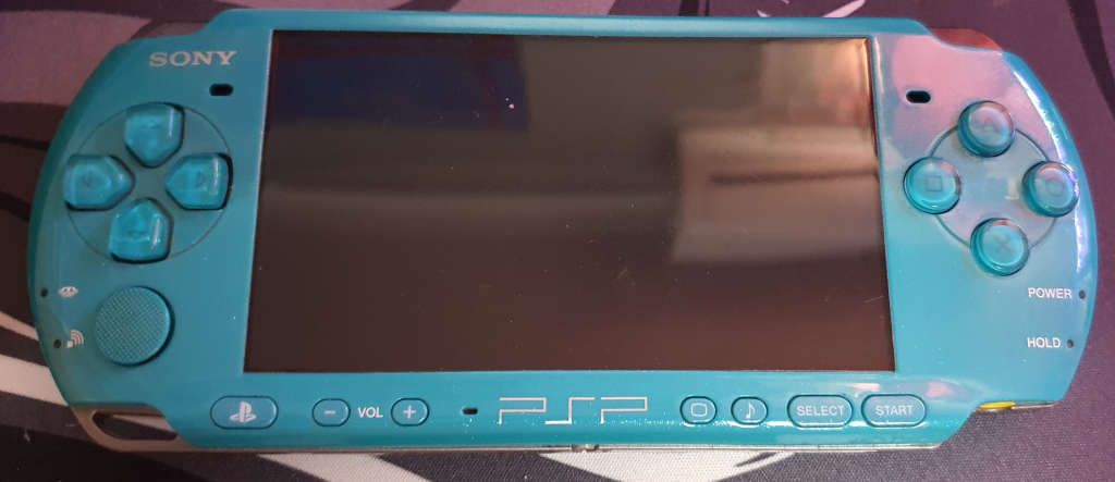 PSP 3004 (Rare Color) + 8gb Memory stick duo + new battery + 7 Games