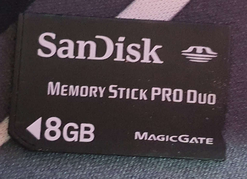 PSP 3004 (Rare Color) + 8gb Memory stick duo + new battery + 7 Games