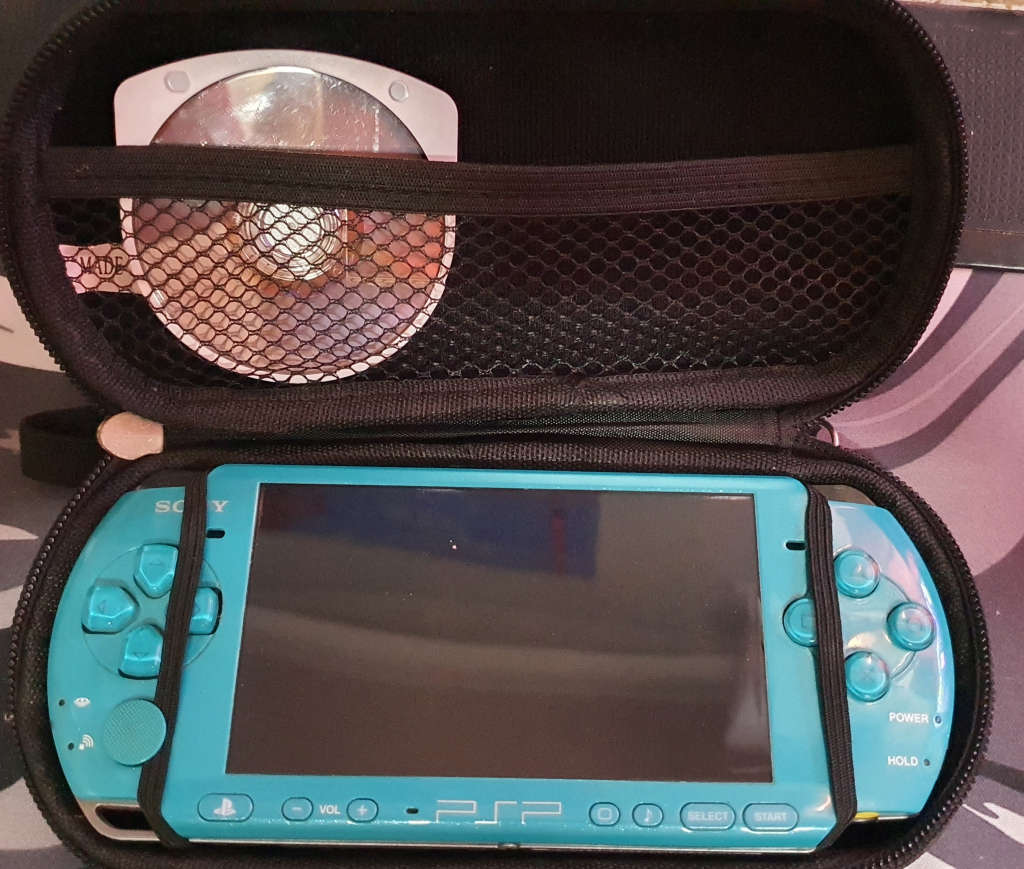 PSP 3004 (Rare Color) + 8gb Memory stick duo + new battery + 7 Games