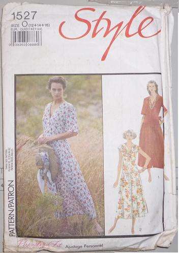 STYLE SEWING PATTERN 1527