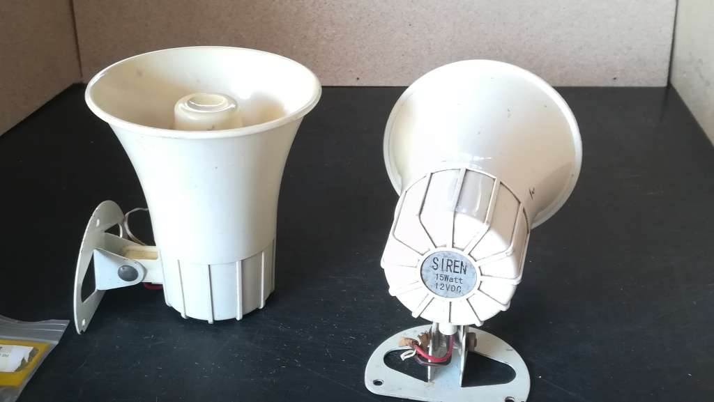 ** Bundle Box 2x Loud Sirens+2x loud speakers+ box of electronics and cables