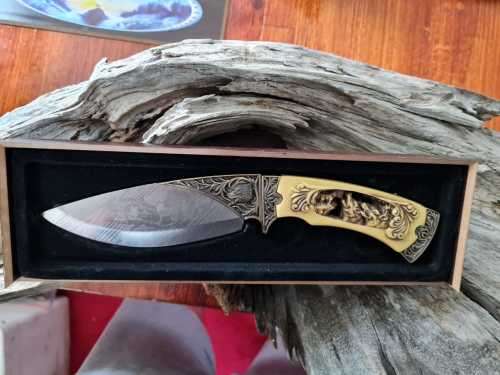 Wolf Animal Design Fixed Blade Hunting Knife with Gift Box