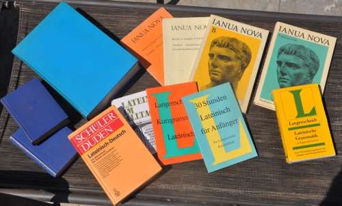 LATIN - lucrative lot of non-fiction & excercise books to learn Latin & dictionaries