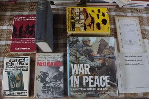 NICE JOB LOT OF COLLECTIBLE NON-FICTION BOOKS ON WAR(S) - view photo / read text
