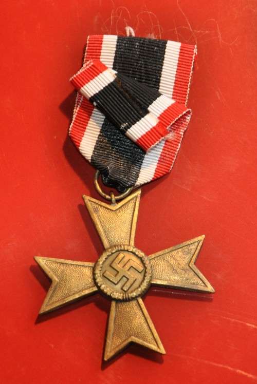 KRIEGSVERDIENSTKREUZ mit Band - original THIRD REICH collectible in excellent preservation