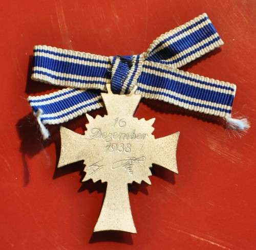 MUTTERKREUZ in SILBER mit Band - original THIRD REICH collectible in excellent preservation