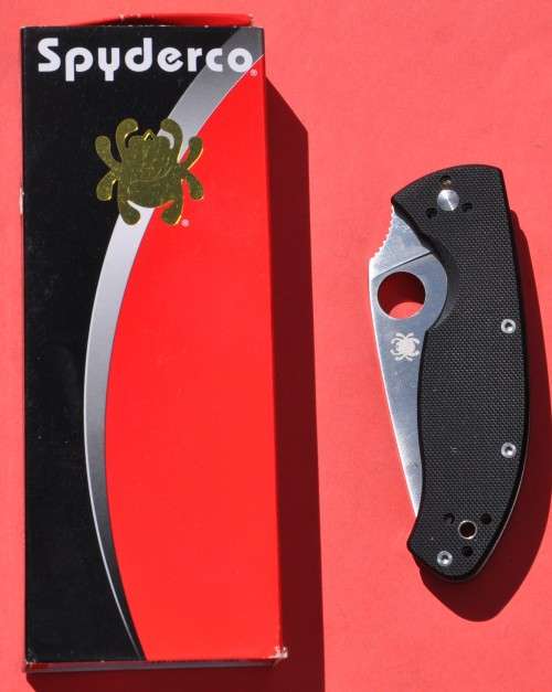 SPYDERCO Tenacicus Satin Serrated