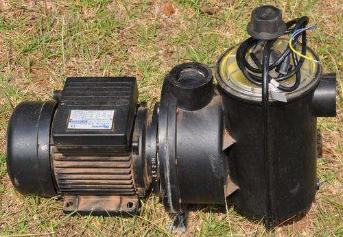 FULLY FUNCTIONAL SECOND-HAND SWIMMING POOL PUMP - pick up possible