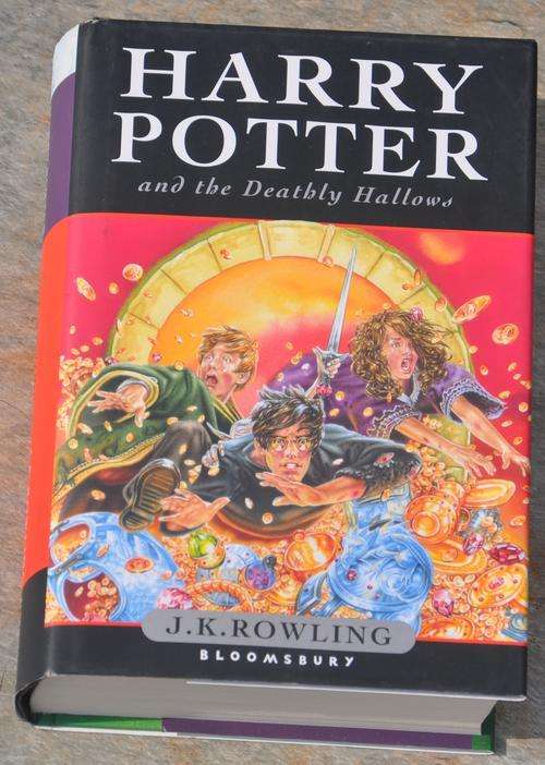 HARRY POTTER AND THE DEATHLY HALLOWS hard cover in excellent condition