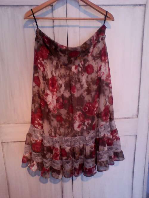 GORGEOUS KNEE LENGTH SKIRT IN NEUTRAL SHADES WITH LACE DETAIL (SIZE 12/36 'FOSCHINI COLLECTION')