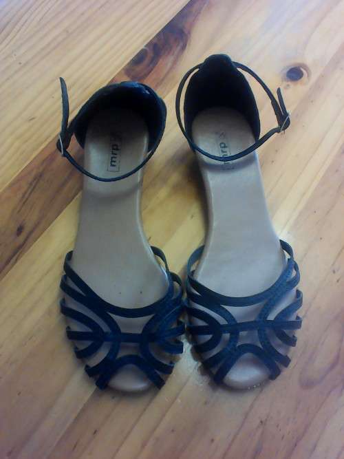 PRETTY BLACK SANDALS (SIZE 6)
