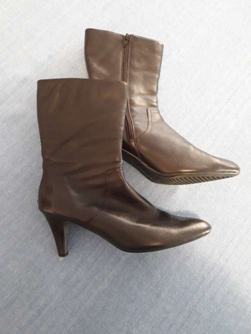 CLASSIC BROWN ANKLE BOOTS (SIZE 6)