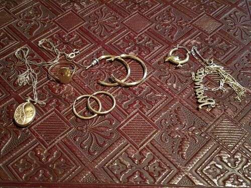 9 Carat Gold Scrap Jewellery, including chains, earrings, signet ring - 10 grams