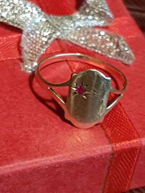 9 Carat Gold Scrap Jewellery, including chains, earrings, signet ring - 10 grams