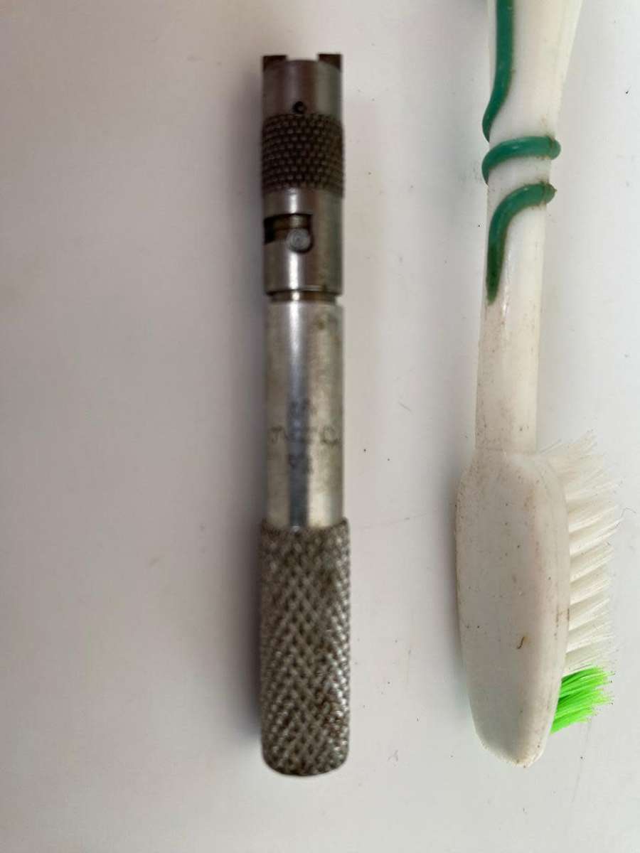 Screwdriver to Automatically Release a Small Screw.