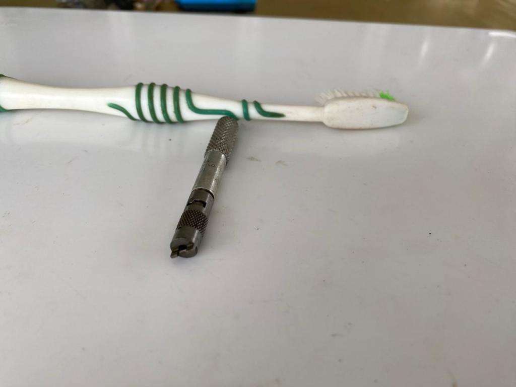 Screwdriver to Automatically Release a Small Screw.