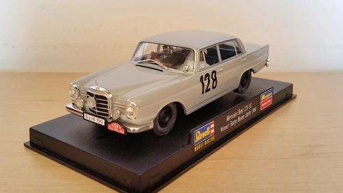 Revell Mercedes 220 SE. Brand new. Boxed