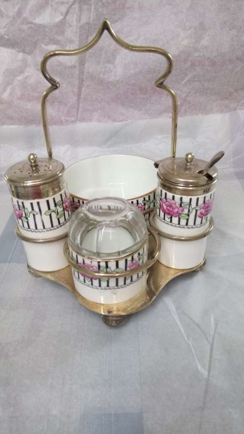 VINTAGE ROYAL ALBERT CRUET SET