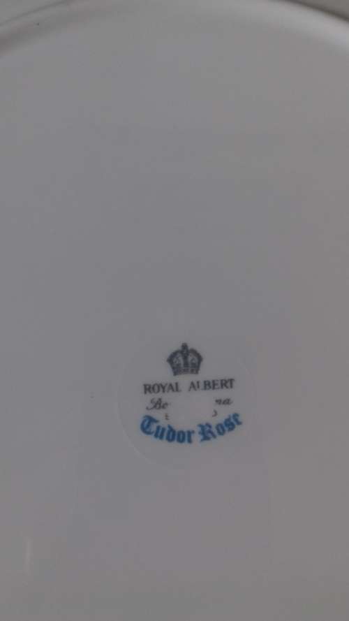 ROYAL ALBERT ASSSORTED CAKE PLATES