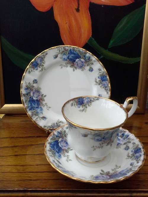 ROYAL ALBERT MOONLIGHT ROSE TRIOS