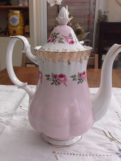 ROYAL ALBERT BRIDESMAID ROSE LARGE COFFEE POT