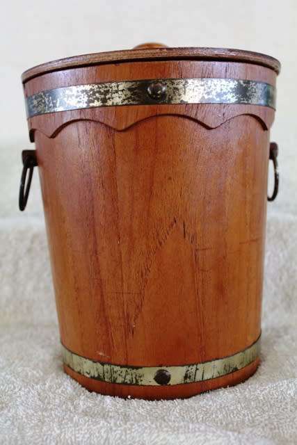 Vintage Ice Bucket - Made out of wood and Plastic on the inside - 16 x 16 x 19.5 cm
