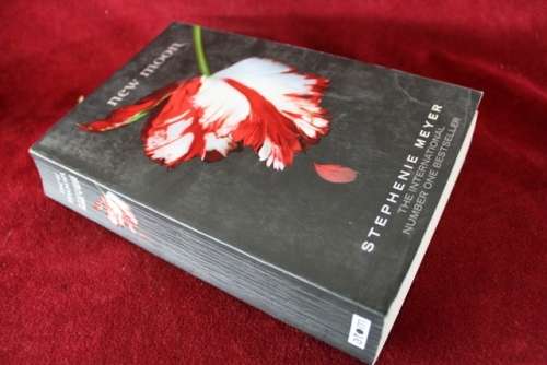 Book - Stephenie Meyer / New Moon