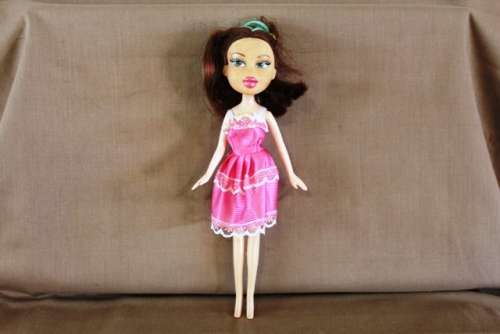 Doll' s -Bratz / look a Like Doll / +- 24 cm / Brown Hair / pink dress