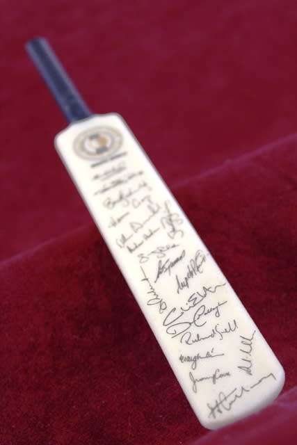Mini Cricket Bat / Signed By Players / 22cm