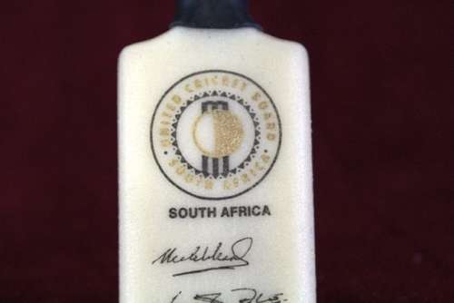 Mini Cricket Bat / Signed By Players / 22cm