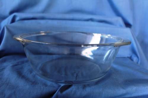 Round Pyrex dish with lid - 22 x 9 cm
