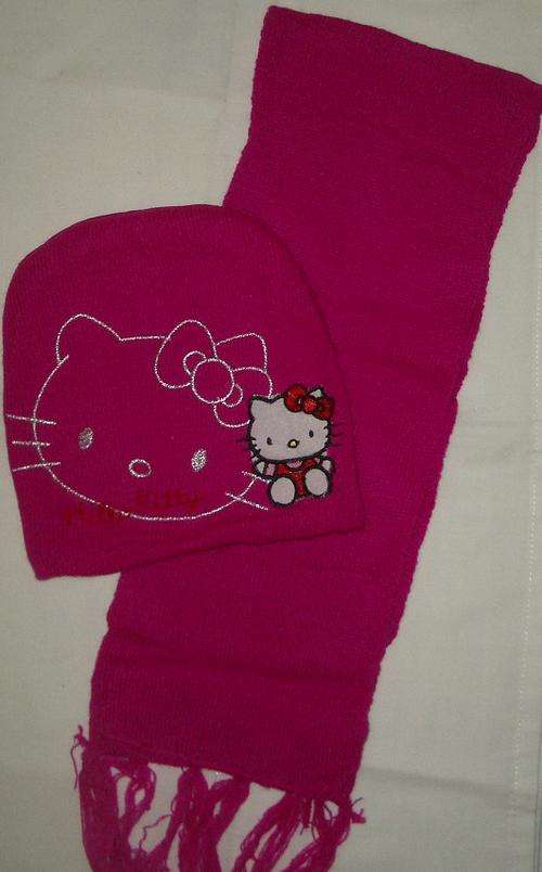 HELLO KITTY BEANY AND SCARF SET