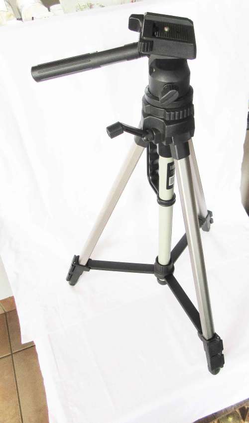 Vtg Tri-pod for a camera, aluminuim legs extending to 3 times, level floats and handle, no bag READ