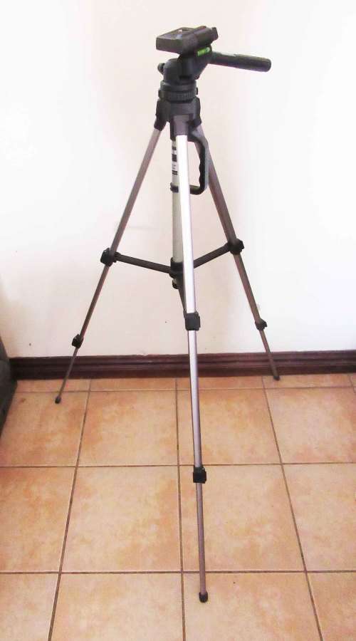 Vtg Tri-pod for a camera, aluminuim legs extending to 3 times, level floats and handle, no bag READ