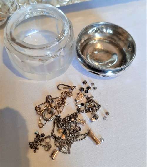 BE SURE NOT TO MISS THIS-JEWELRY BOX LITERALLY FULL OF AMAZING STUFF R1 START!!