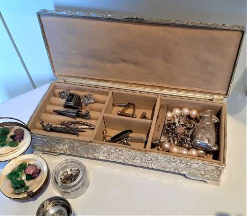 BE SURE NOT TO MISS THIS-JEWELRY BOX LITERALLY FULL OF AMAZING STUFF R1 START!!