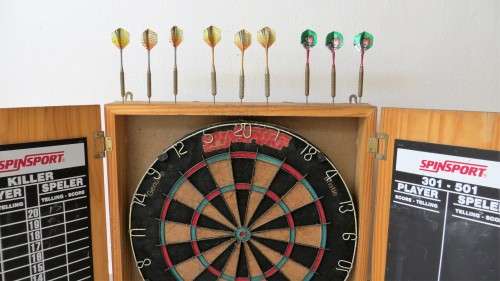 * DARTBOARD SPIN SPORT * GENUINE BRISTLE * COMPLETE WITH 3 SETS OF DARTS * BID FROM R1 START *