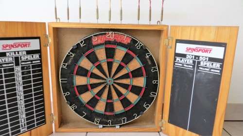* DARTBOARD SPIN SPORT * GENUINE BRISTLE * COMPLETE WITH 3 SETS OF DARTS * BID FROM R1 START *