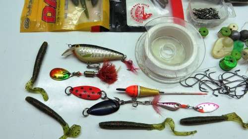 FISHING EQUIPMENT BARGAIN! * BID FROM R1.00 FOR THE LOT *