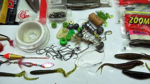 FISHING EQUIPMENT BARGAIN! * BID FROM R1.00 FOR THE LOT *