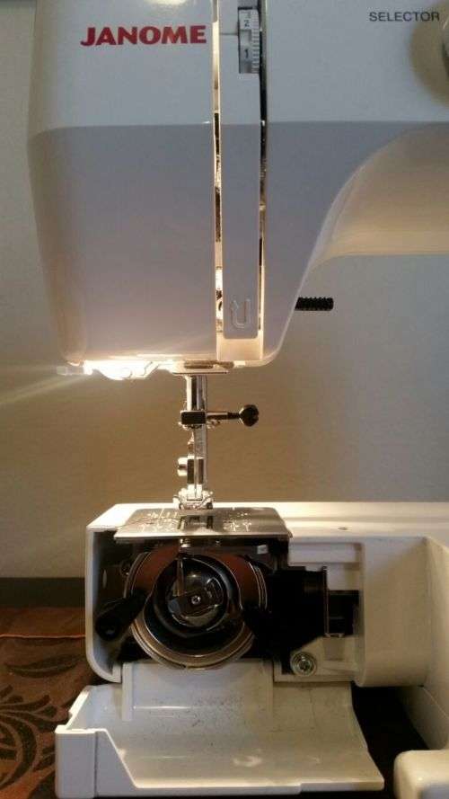 JANOME SEWING MACHINE * AS NEW CONDITION *