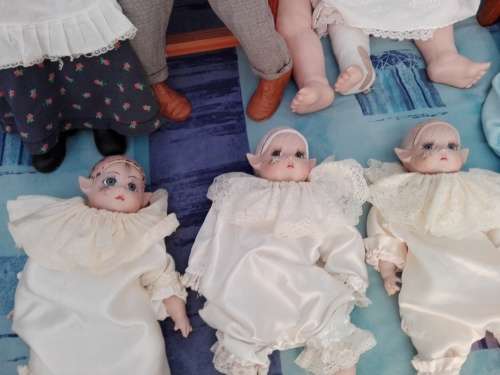 STUNNING PORCELAIN DOLL COLLECTION * BID FROM R1 FOR THE LOT *