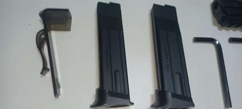 KWC Sig Sauer SP2022 Co2 Gas Gun | 4.5mm Steel Bb * Bargain R1500.00 of extra`s included *