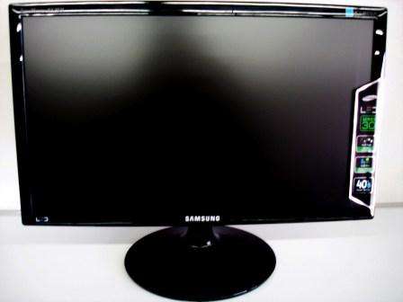 SAMSUNG LED MONITOR SUPER WIDE 20 INCH / 50 CM SCREEN BRAND NEW BOXED WITH ALL CABLES & ACCESSORIES